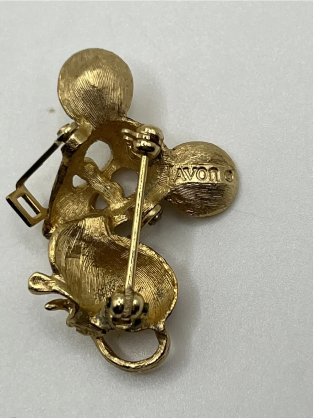 VINTAGE AVON MOUSE WITH MOVABLE GLASSES BROOCH PIN GOLD TONE RHINESTONE EYES
